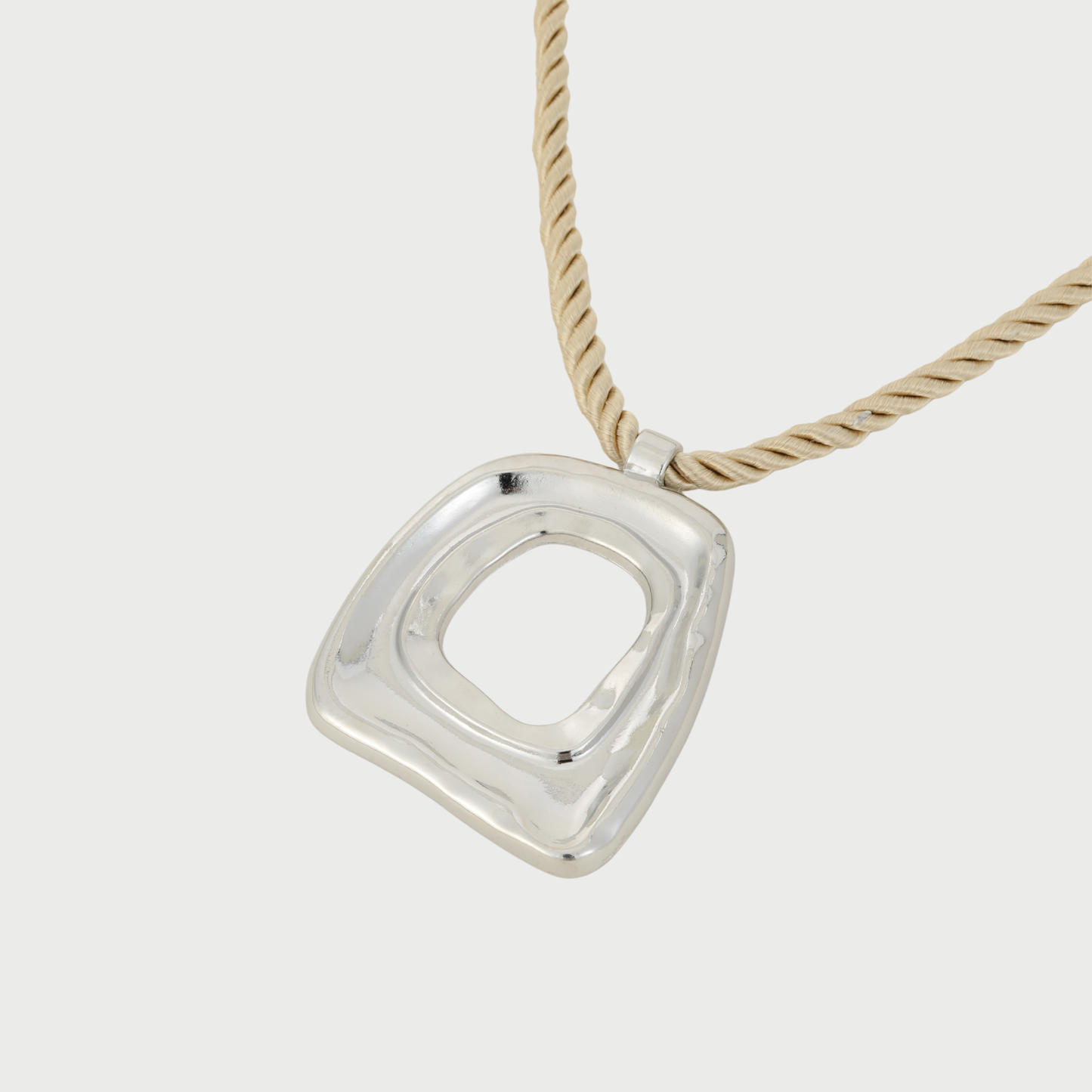 THE OVAL NECKLACE